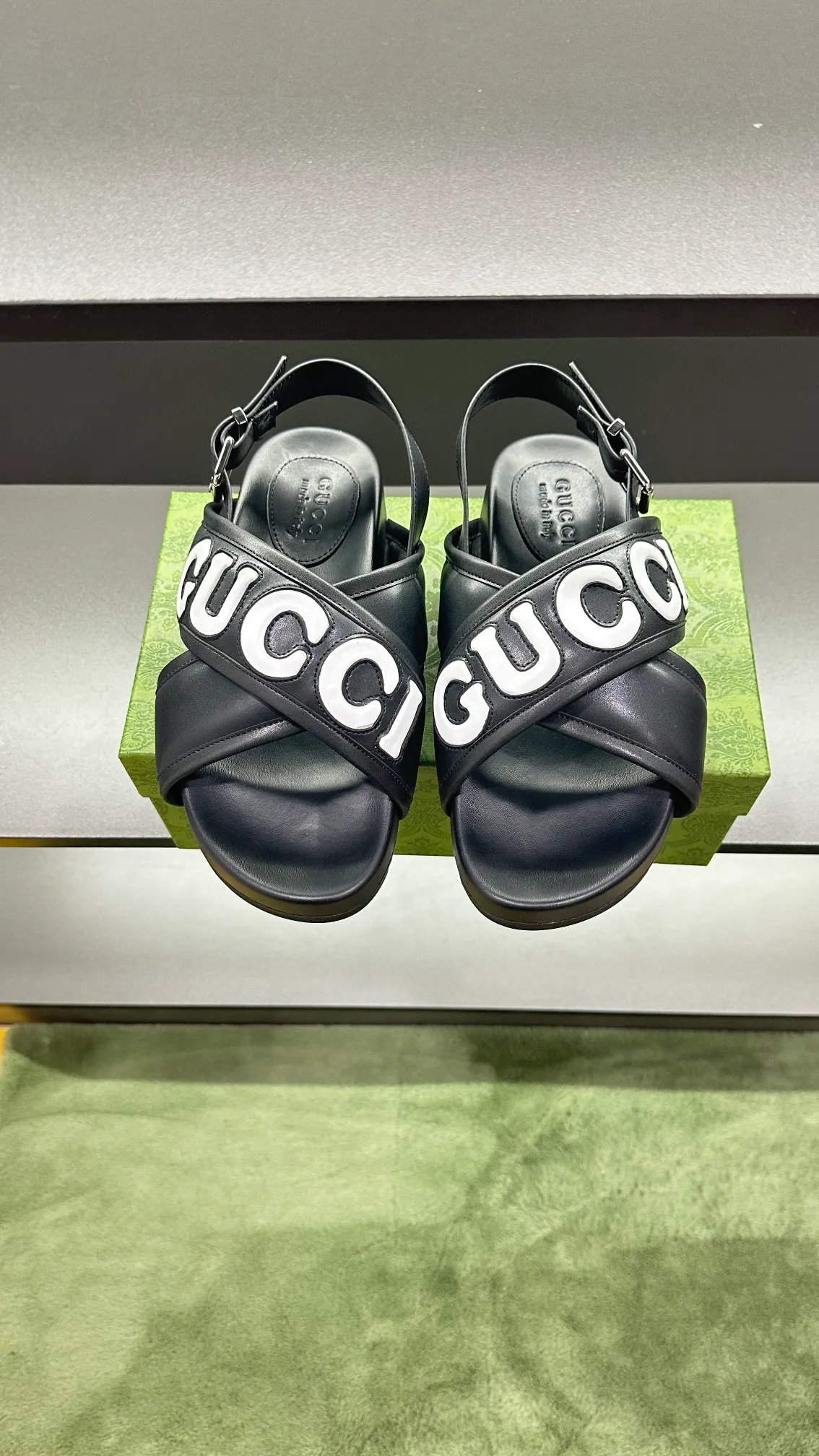 [G Family Couple Style] P: 320💰Female size 36~40 Men's size 39~45, (46. Custom-made GG slippers for men and women. This slipper is made of GG polyester fiber and is decorated with a Gucci label on the front, which adds a striking logo feel to the style. Beige GG recycled polyester fiber, same size for men and women, leather trim